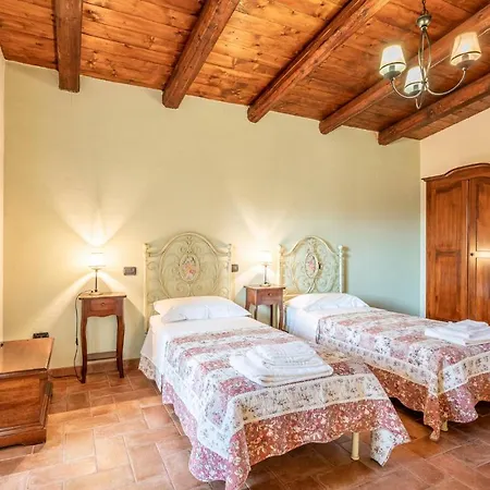 Casa vacanze Awesome In Montefiore Dellaso With Jacuzzi *